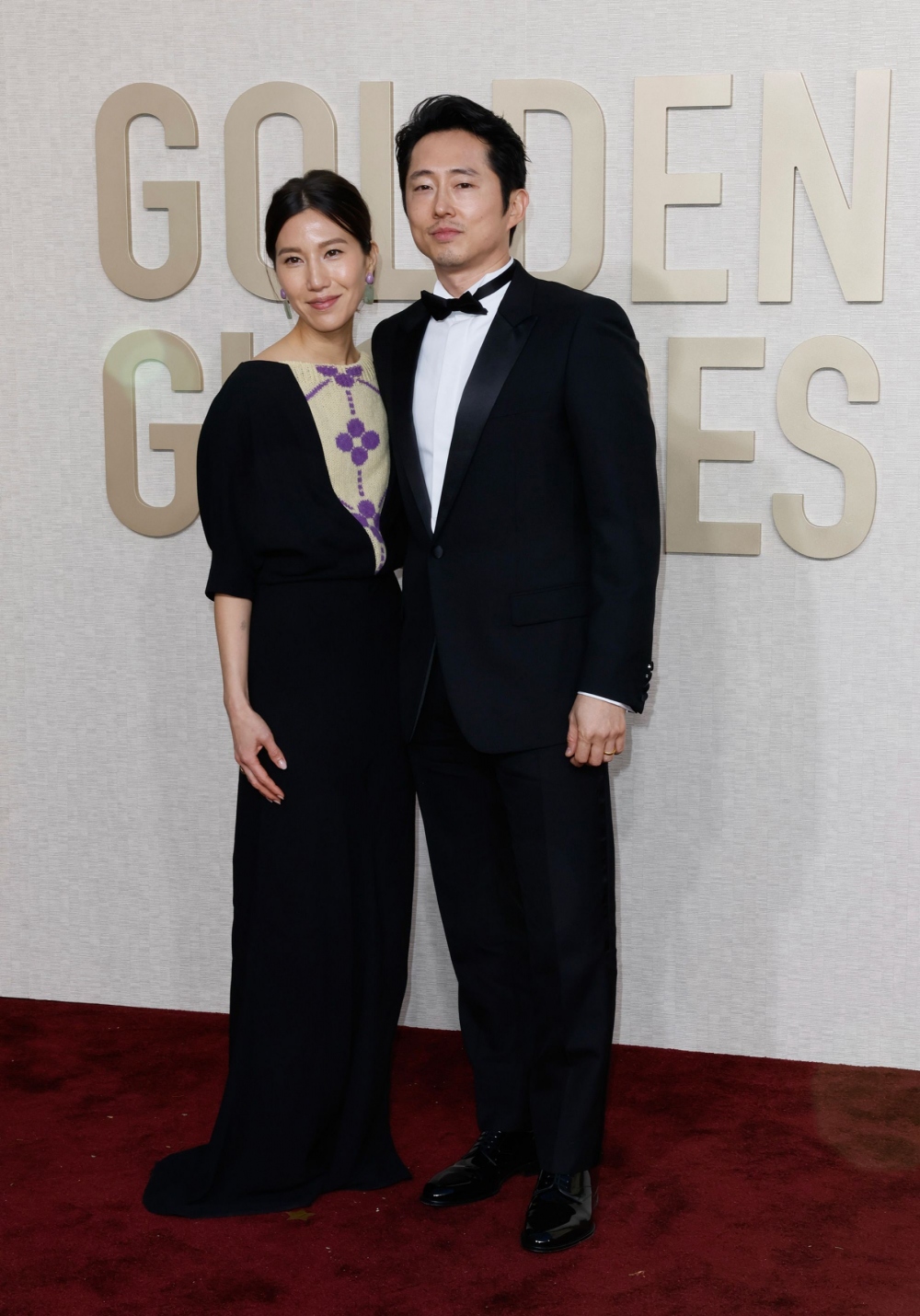 Nam diễn viên “Beef” Steven Yeun và vợ Joana Pak trông thật thanh lịch trong những bộ đồ màu đen tinh tế.
