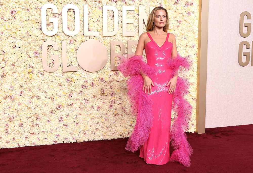 Margot Robbie mang tới phong cách Barbie đúng như bộ phim cùng tên mà cô tham gia. Năm nay, "Barbie" được cho là ứng cử viên nặng ký cho các hạng mục tại lễ trao giải Quả cầu Vàng. 