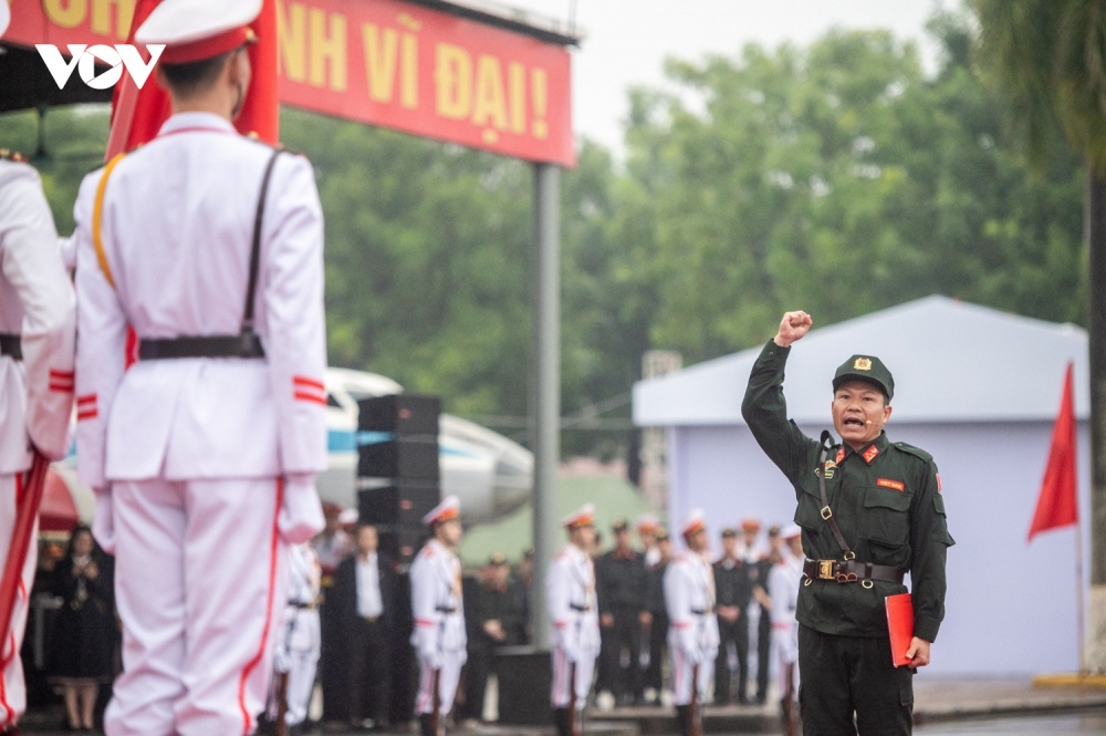 Thượng tá Nguyễn Văn Nam, Chỉ huy trưởng Đơn vị Cảnh sát gìn giữ hòa bình số 1, nhận quyết định thành lập và tuyên thệ trước quốc kỳ.