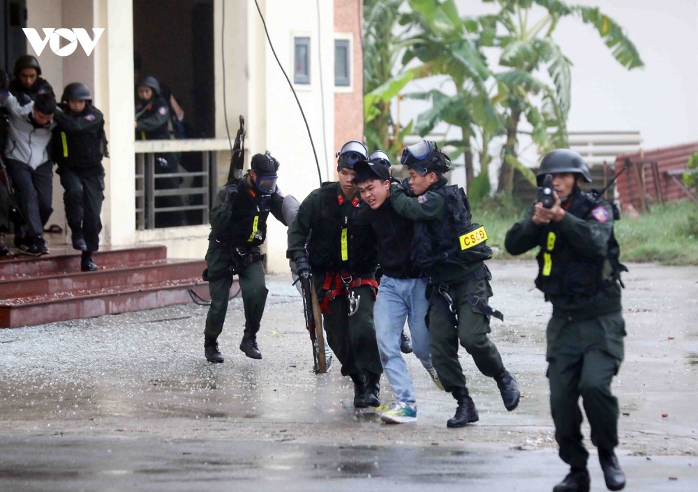 Cuối cùng, các đối tượng đã bị vô hiệu hóa và khống chế. Toàn bộ con tin được cứu thoát an toàn.
