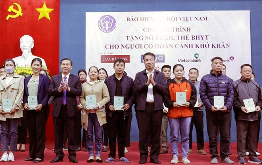 Tổng Giám đốc Nguyễn Thế Mạnh và lãnh đạo UBND huyện Mai Châu tặng sổ BHXH cho người có hoàn cảnh khó khăn