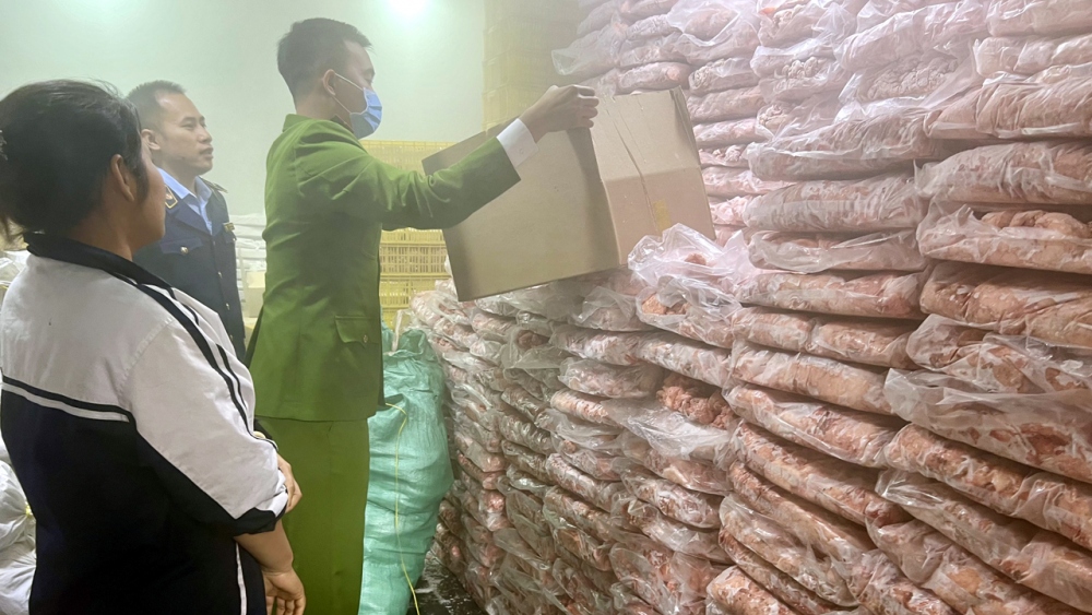 Lực lượng chức năng kiểm tra cơ sở tập kết và kinh doanh thực phẩm của ông Trần Văn Đức