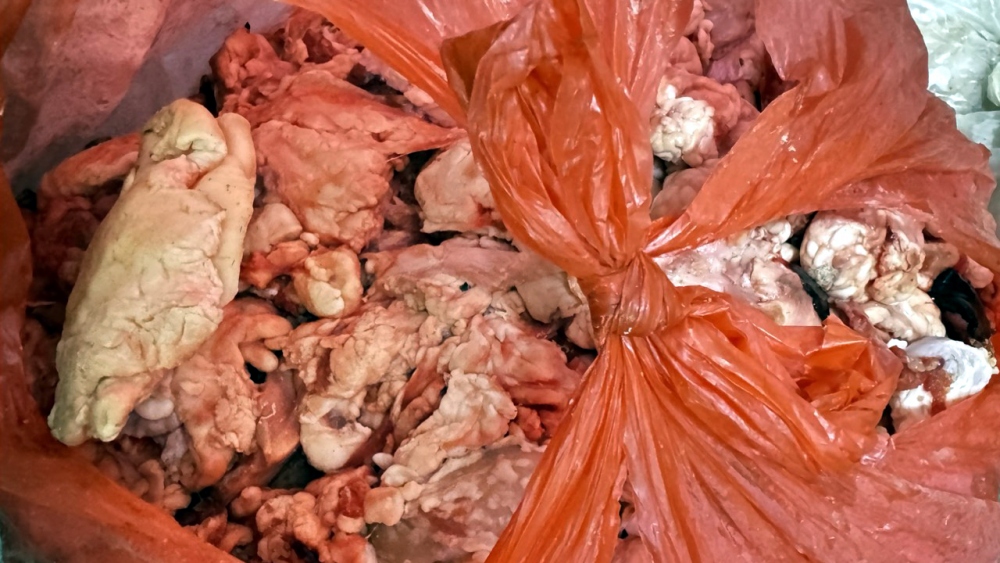 Cơ sở của ông Đức đang kinh doanh thực phẩm đông lạnh gồm mỡ bò, óc lợn, sụn lợn, trong đó 5,5 tấn mỡ bò, 720kg óc lợn không có hoá đơn chứng minh nguồn gốc xuất xứ