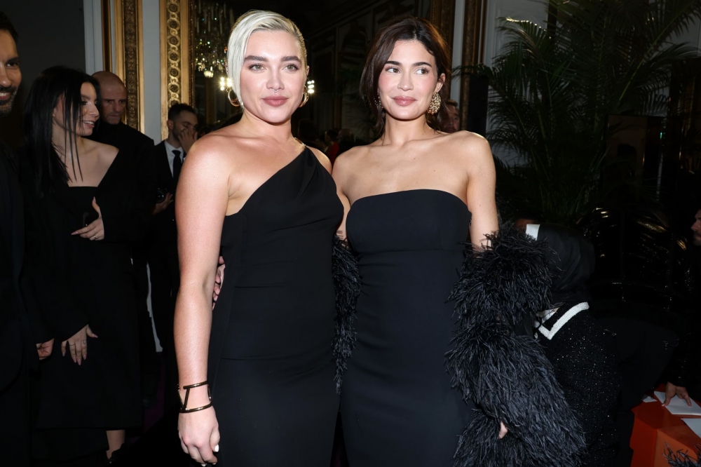 Florence Pugh (bên trái) và Kylie Jenner tham dự buổi trình diễn Valentino Haute Couture Xuân/Hè 2024 trong khuôn khổ Tuần lễ Thời trang Paris.