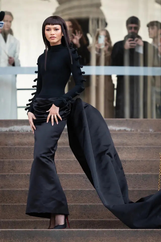 Zendaya thu hút sự chú ý với tạo hình ma mị và thu hút cùng tóc mái bằng. Nữ diễn viên đã tạo được tuyên ngôn thời trang mạnh mẽ với bộ trang phục avant-garde táo bạo đầy ấn tượng, xứng danh fashion icon thế hệ mới