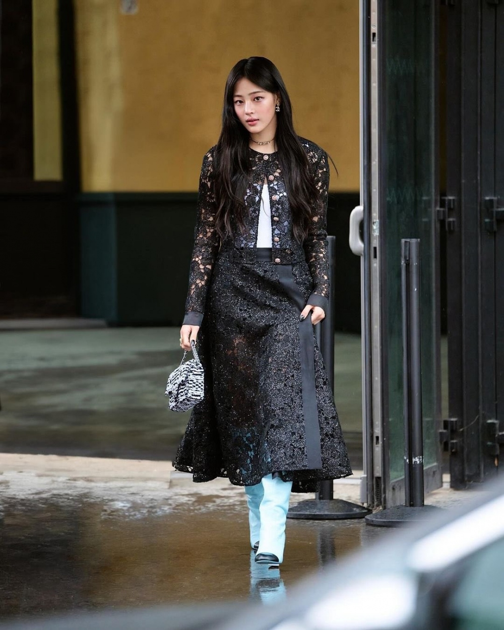 Minji NewJeans xuất hiện tại sự kiện trong set đồ ren kết hợp cùng boots xanh dương đến từ BST Xuân Hè 2024.