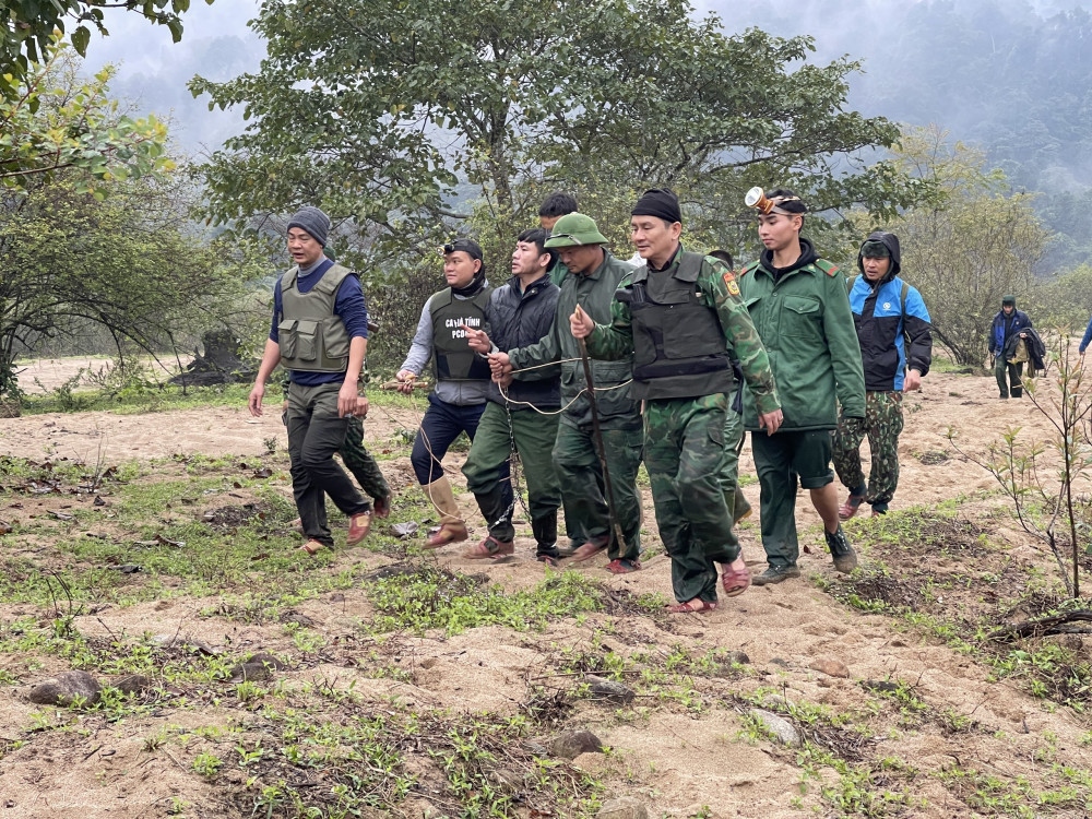 Lực lượng chức năng di lý Sơn về trụ sở