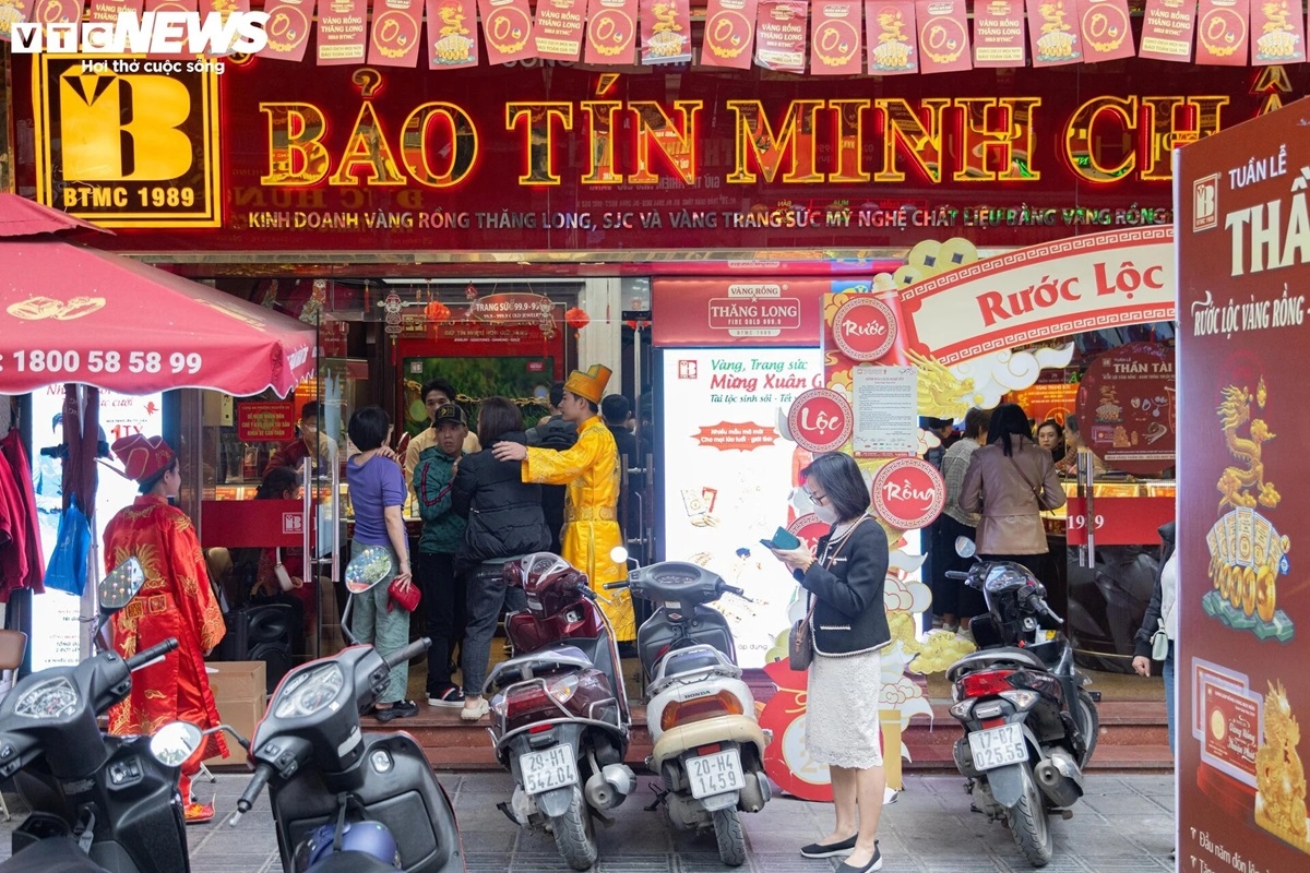 Theo ghi nhận của VTC News, các cửa hàng vàng trên phố Trần Nhân Tông (quận Hai Bà Trưng, Hà Nội) đều đông khách ra vào. Cảnh xếp hàng đã bắt đầu diễn ra.