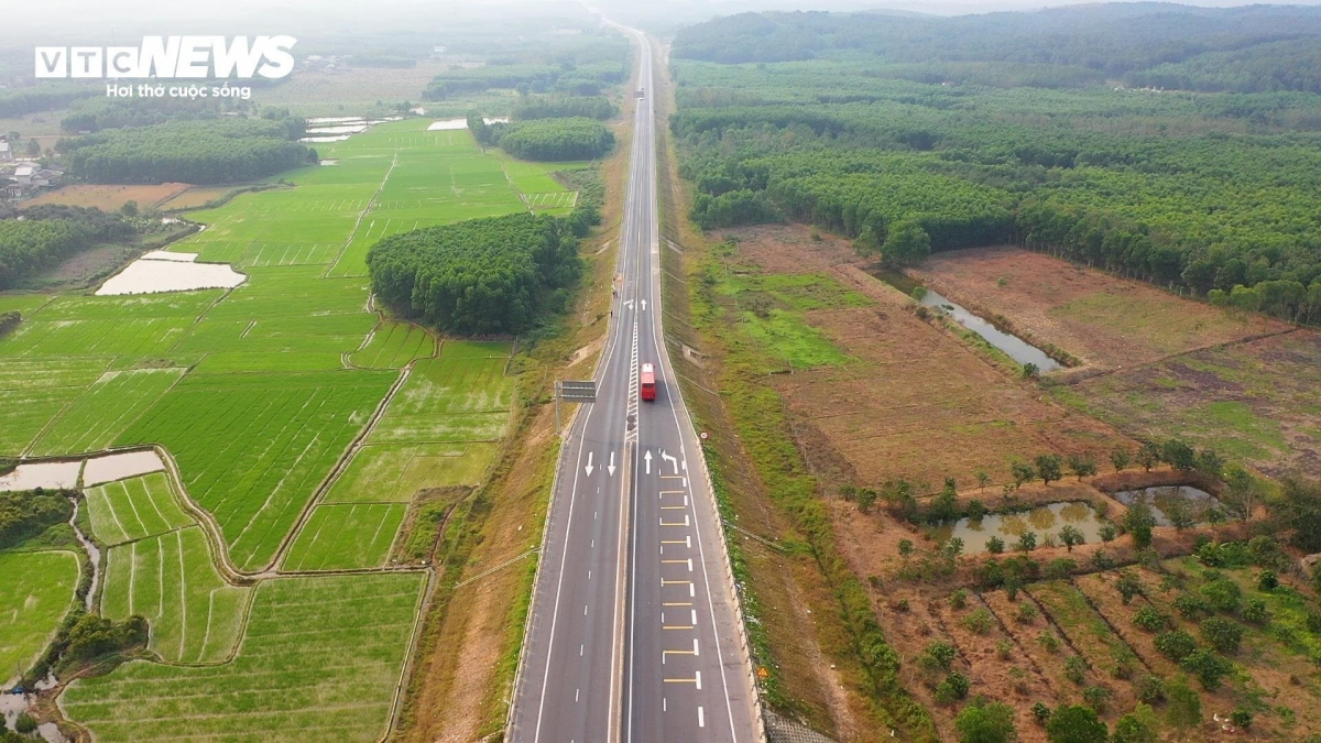 Chiều 20/2, PV VTC News quay lại Km 48 <a href="https://vov.vn/xa-hoi/tranh-luan-ve-cao-toc-2-lan-xe-khong-giai-phan-cach-cung-o-viet-nam-post1077559.vov" target="_blank">cao tốc Cam Lộ - La Sơn</a> đoạn qua xã Phong Mỹ (huyện Phong Điền, tỉnh Thừa Thiên - Huế) nơi xảy ra vụ tai nạn liên hoàn thảm khốc vào 10h ngày 18/2 khiến 3 mẹ con chết thảm.