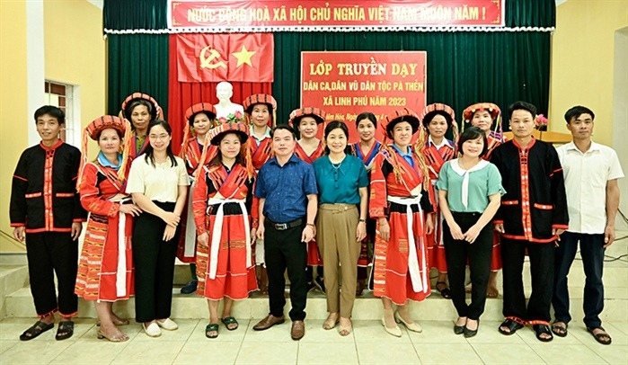 Các học viên lớp truyền dạy dân ca, dân vũ dân tộc Pà Thẻn tại xã Linh Phú. Ảnh: Huy Dương