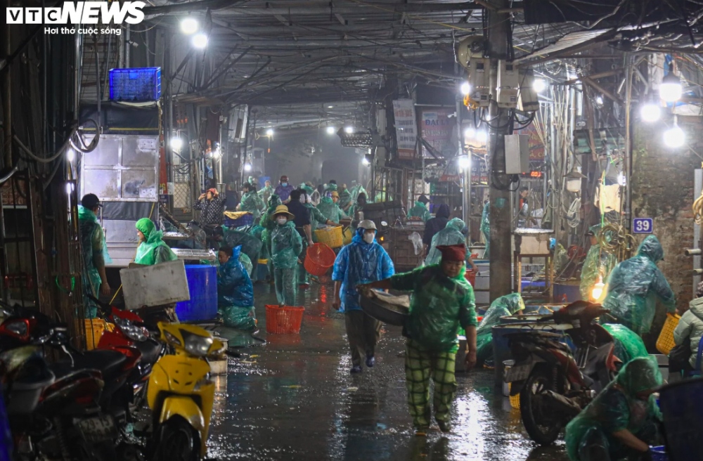 Chợ cá Yên Sở (quận Hoàng Mai, Hà Nội) là một trong những chợ cá đầu mối lớn nhất Hà Nội. Hằng năm, sát ngày cúng ông Công, ông Táo, khu chợ này lại tấp nập, ồn ã, mua bán xuyên đêm vì người dân, thương lái đổ về đây mua cá chép đỏ, loại cá được quan niệm dân gian coi là phương tiện giúp ông Công, ông Táo về trời.