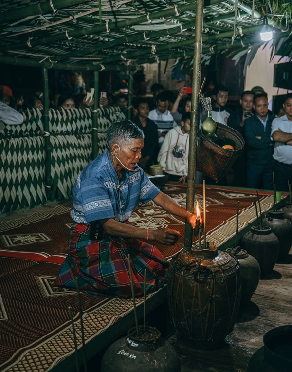 Mỗi mâm cơn bao gồm một líp xôi, một con gà, một ít măng rừng, hoa chuối, ngọn mây, ngọn đoác và cá suối...