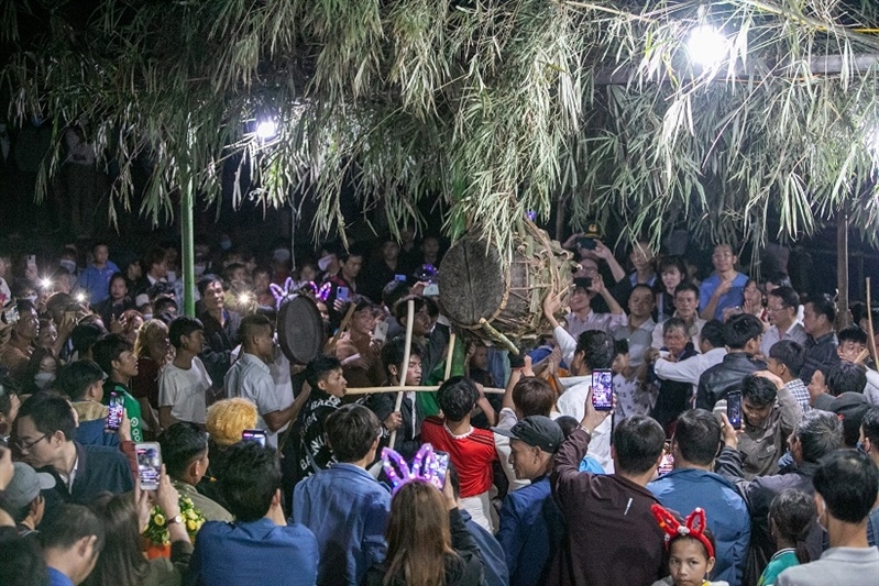 Đông đảo du khách miền xuôi và đồng bào miền ngược cùng tham gia lễ hội đập trống người Ma Coong