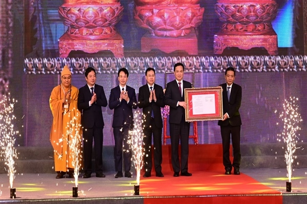 Thừa ủy quyền của Thủ tướng Chính phủ, Thứ trưởng Bộ VHTTDL Hoàng Đạo Cương trao quyết định công nhận Bộ tượng Tam thế Phật chùa Côn Sơn là Bảo vật quốc gia cho tỉnh Hải Dương
