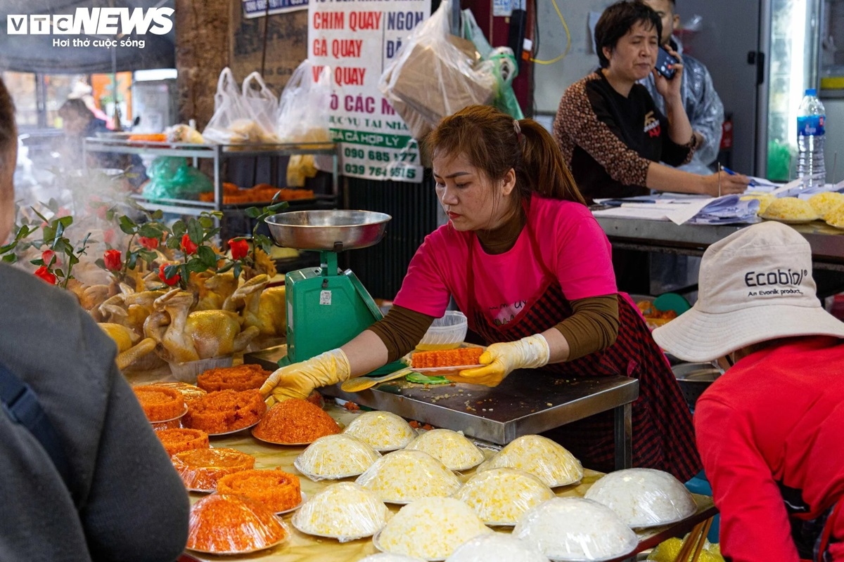 Xôi gấc, xôi vò cũng là món không thể thiếu trong mâm cỗ truyền thống cúng rằm tháng Giêng. Mặt hàng này vì thế rất hút khách, giá bán từ 50.000 - 100.000 đồng/đĩa.