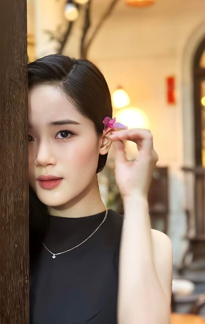 Ngoài đời, cô nàng cũng gây sốt với nhan sắc xinh đẹp, chuẩn nàng thơ. Sau khi "Đào, phở và piano" ra mắt, nhiều người còn ưu ái gọi "người tình mới" của diễn viên Doãn Quốc Đam. 