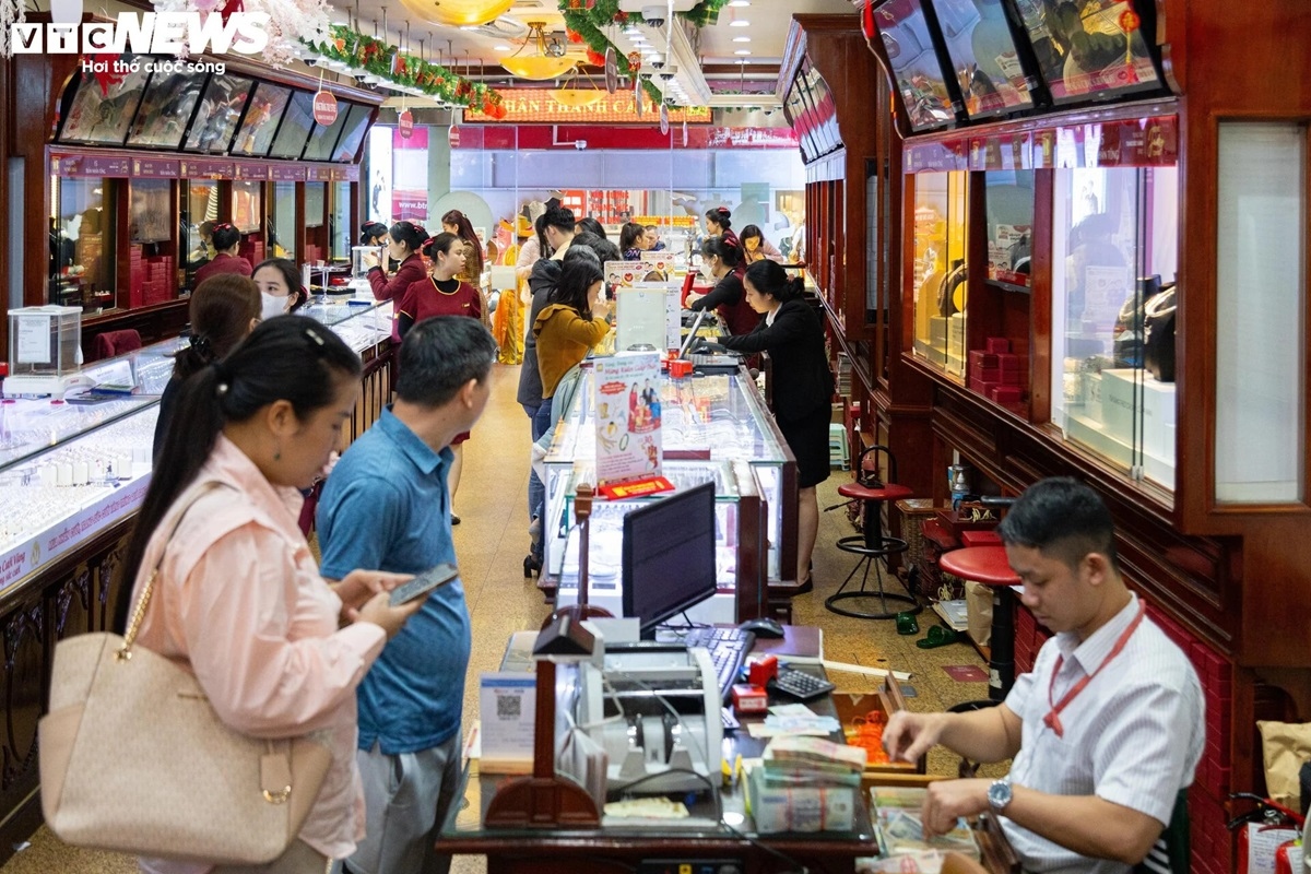 Không khí giao dịch tại nhiều cửa hàng vàng trước ngày vía Thần Tài sôi động hơn hẳn bình thường.
