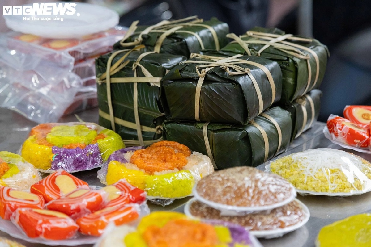 Bánh chưng được bán với giá 60.000 - 80.000 đồng/chiếc, xôi ngũ sắc, xôi gấc giá 50.000 - 100.000 đồng/đĩa.