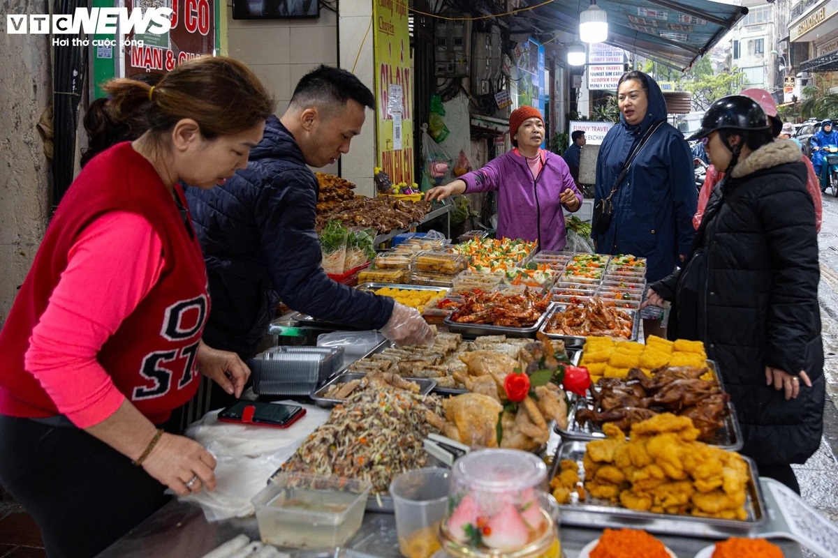 Bên cạnh đó, những mặt hàng nem rán, canh bóng, nem hải sản cũng vô cùng hút khách.