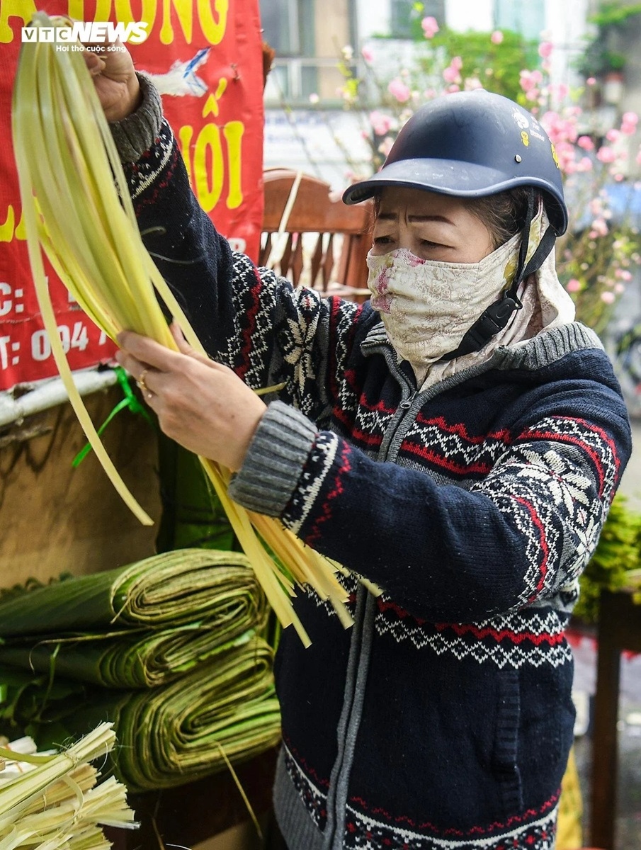“Hôm nay, tôi mua 120 lá dong và 3 bó lạt để gói 30 chiếc bánh chưng. Nhà tôi có truyền thống tự gói bánh chưng để cúng gia tiên, nên việc lựa chọn lá dong với tôi rất quan trọng. Dù cuộc sống đô thị bận rộn nhưng cả gia đình luôn giữ nếp xưa, cùng quây quần bên nồi bánh chưng thay vì mua sẵn tại cửa hàng”, bà Hiền nói.