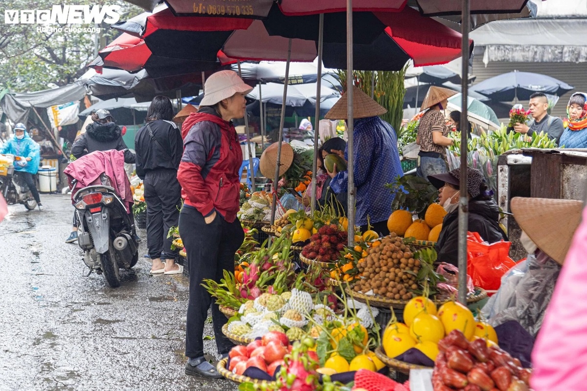 Dù sức tiêu thụ thời điểm này tăng mạnh, giá cả các loại trái cây hầu như không tăng so với ngày thường.