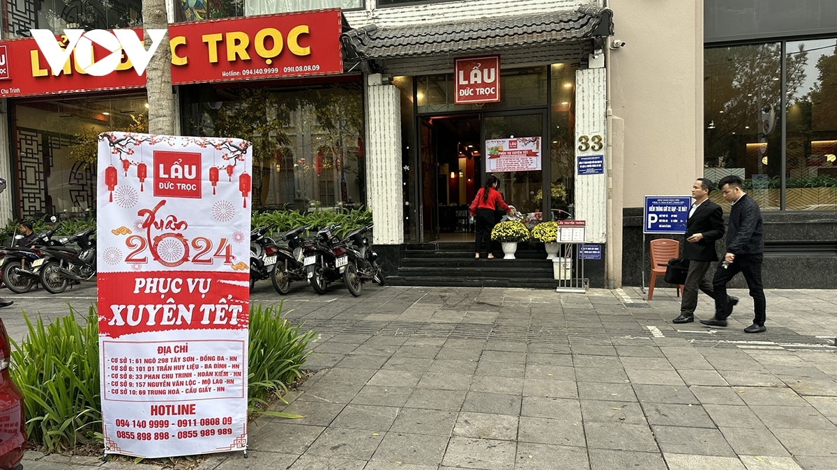 However, many shops and restaurants in the city announce that they will remain open throughout the Lunar New Year holiday.