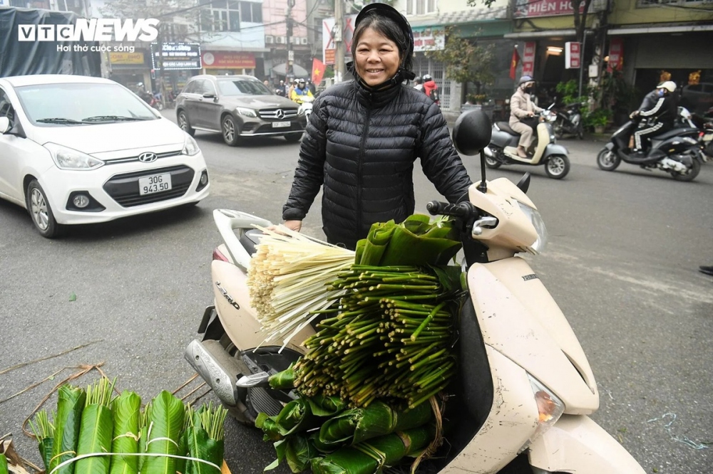 Để chọn được được những lá dong ưng ý, nhiều khách hàng kỹ tính phải bỏ ra 20 - 30 phút.