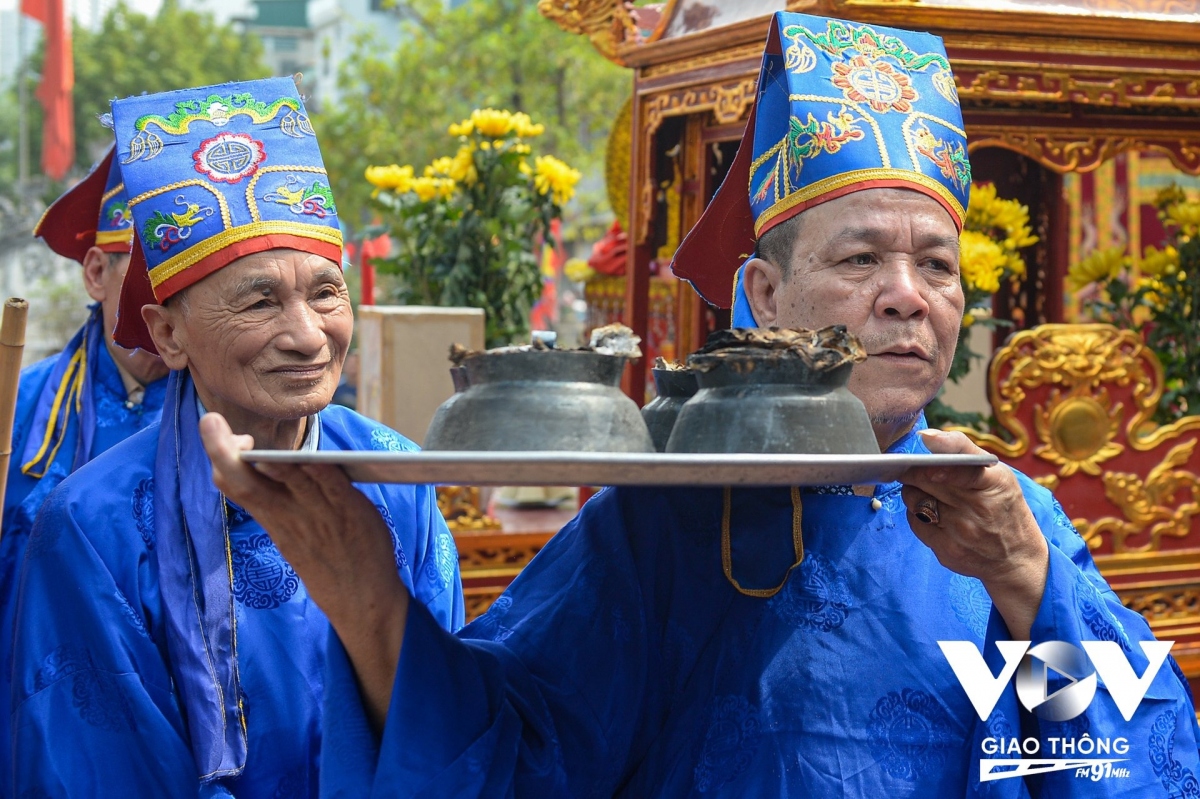 Khi tìm đủ 4 nồi cơm, giám khảo đưa cơm vào trong đình làng. Ông Bùi Thanh Liêm, thành viên Ban tổ chức Hội kéo lửa, thổi cơm thi làng Thị Cấm cho biết, ông đã tham gia ban tổ chức hội thi từ năm 1996. Đây là một hội thi xuất phát từ lâu đời, mang nét văn hóa truyền thống. Cuộc thi còn giáo dục cho các con, các cháu thế hệ sau này lòng yêu nước, hướng các cháu tới những việc làm, hành động xứng đáng với truyền thống yêu nước của cha ông ta.
