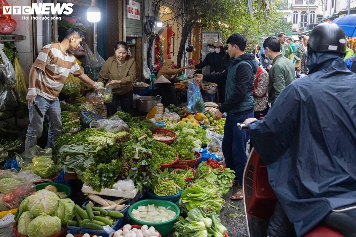 Chủ các quầy hàng rau xanh luôn chân luôn tay, thao tác nhanh hơn ngày thường để nhanh chóng "giải phóng" số khách đứng chờ.