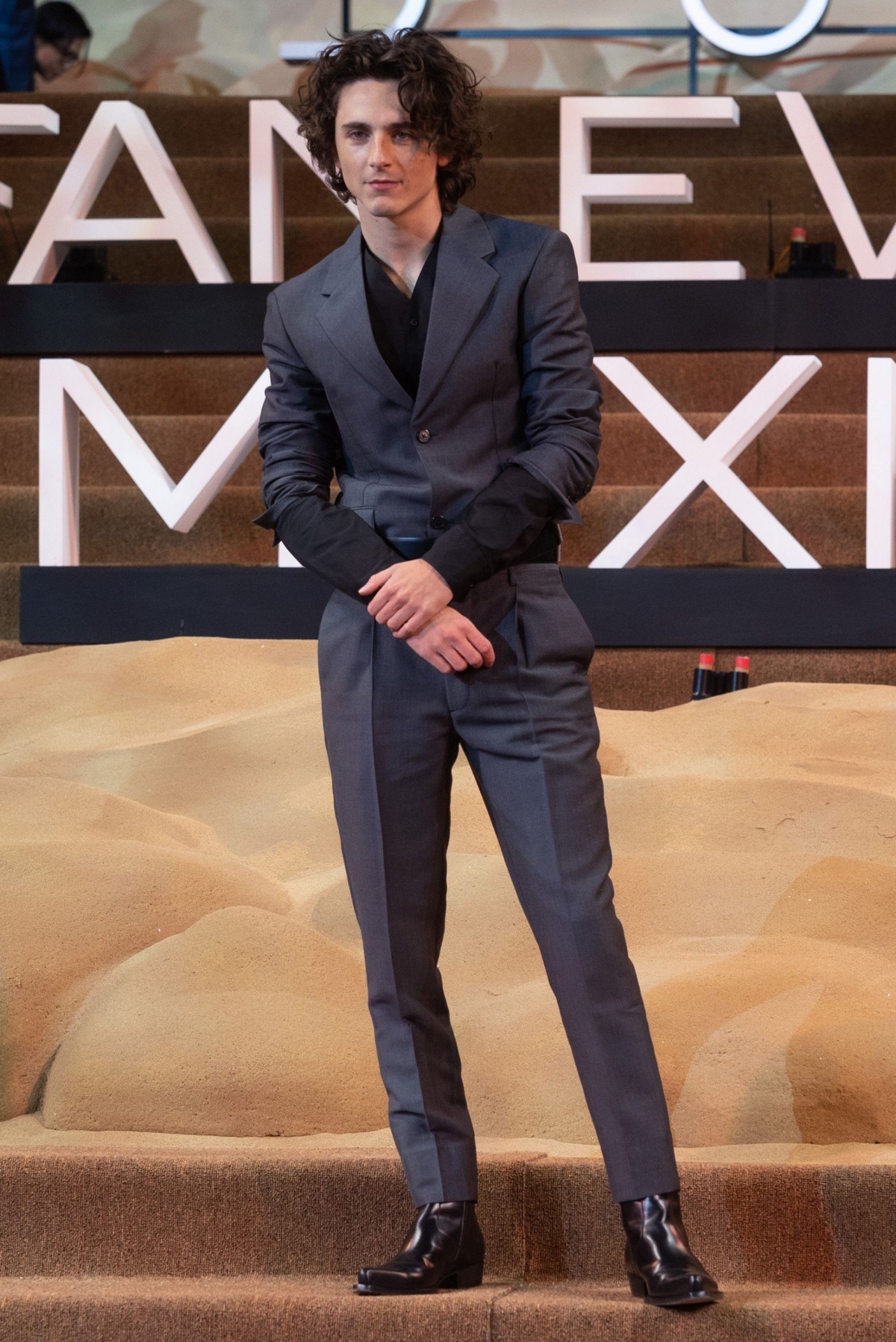 Chalamet trong trang phục Prada tại buổi ra mắt ở Mexico City hôm 6/2.
