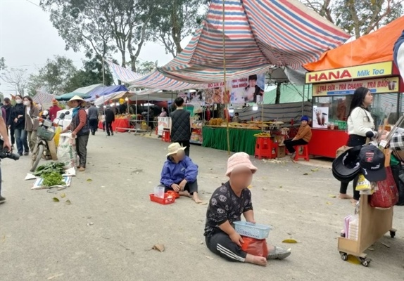 Người ăn xin ngồi lê lết trước lối vào Phủ Na những ngày đầu năm mới 2024. Nguồn: Quách Du/Báo Văn hóa