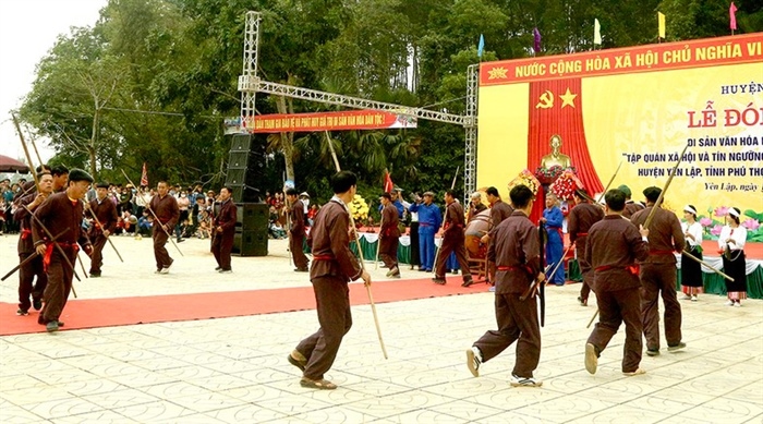 Tái hiện mô phỏng cuộc đi săn của các phường săn trong Lễ hội mở cửa rừng