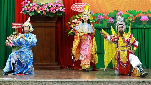 Nghệ nhân Vũ Linh Tâm (bìa phải) - nghệ nhân hát bội tiêu biểu của tỉnh Vĩnh Long hiện nay và cháu gái trình diễn hát bội