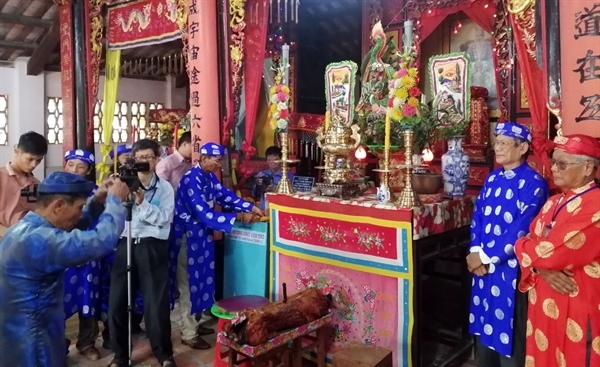 Một nghi thức trong Lễ Xuân đinh tại Văn Thánh Miếu tỉnh Vĩnh Long