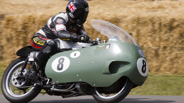 1955-moto-guzzi-v8-1693245498.jpg