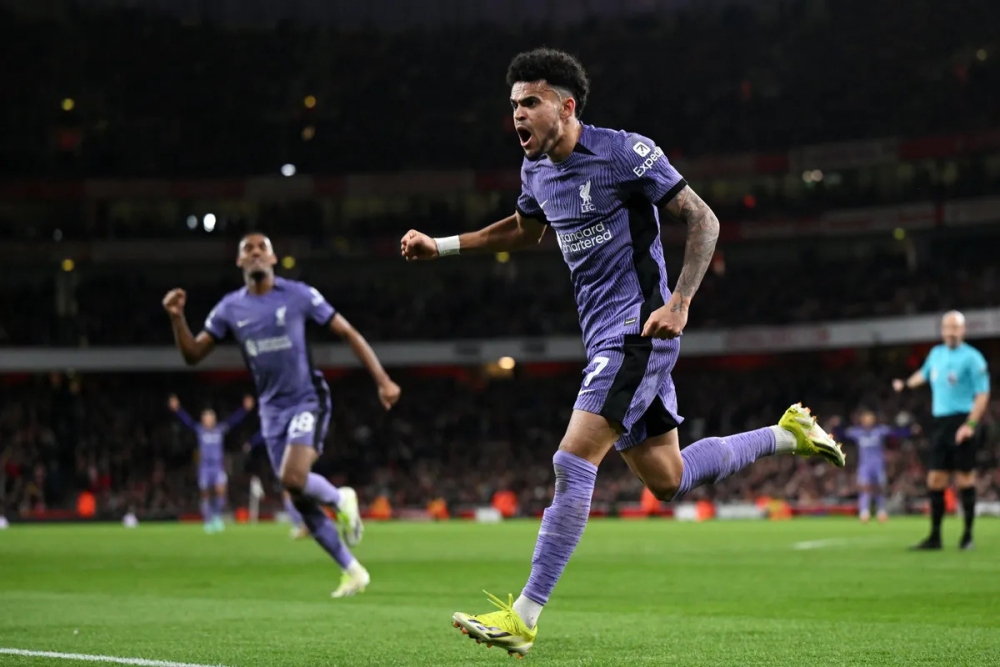 Ngay trước giờ nghỉ, Liverpool gỡ hoà 1-1 nhờ sai lầm của hàng thủ Arsenal. (Ảnh: Getty)
