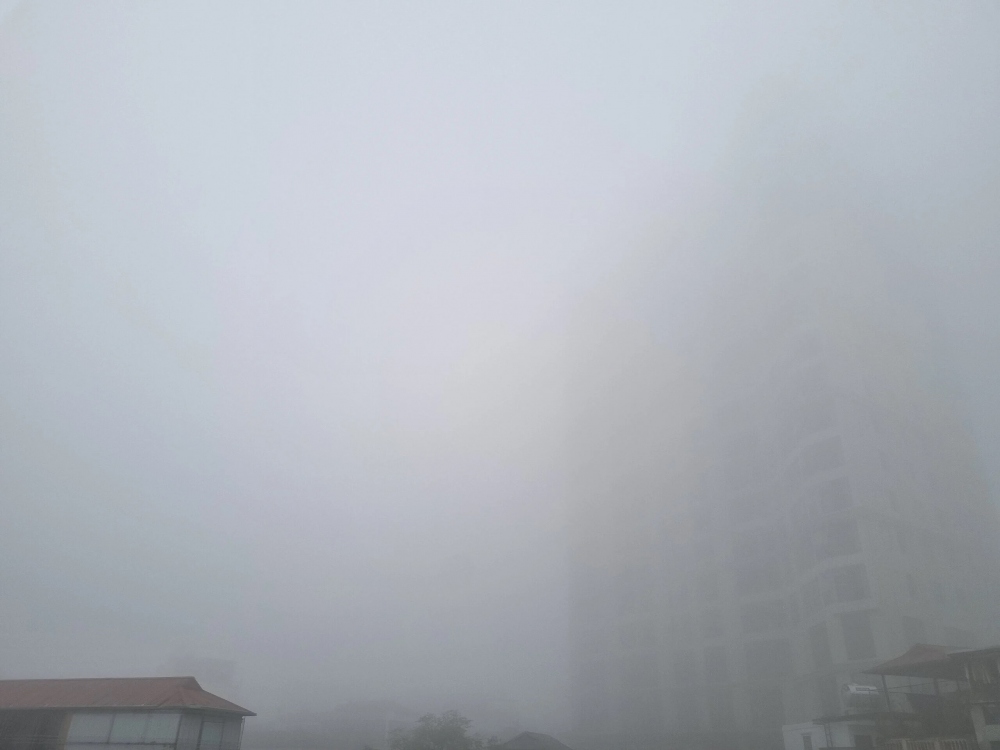 Sáng 2/2, nhiều khu vực ở Hà Nội xuất hiện mưa phùn và sương mù dày đặc. (Ảnh: Bảo Bảo)