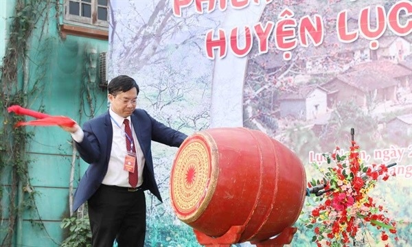 Phó Chủ tịch Thường trực UBND huyện Lục Ngạn Chu Văn Trọng đánh trống khai hội
