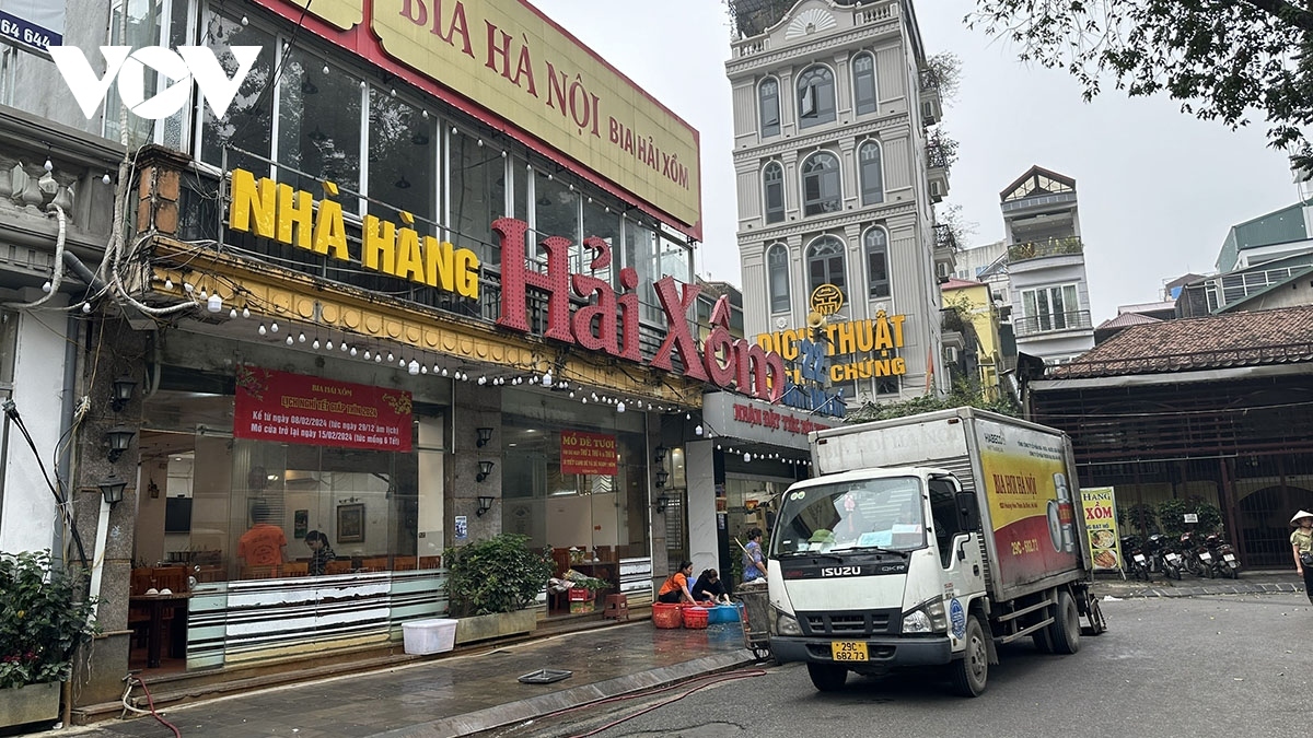 A number of restaurants in the capital begin to close today as the demand for year-end parties of customers has declined.