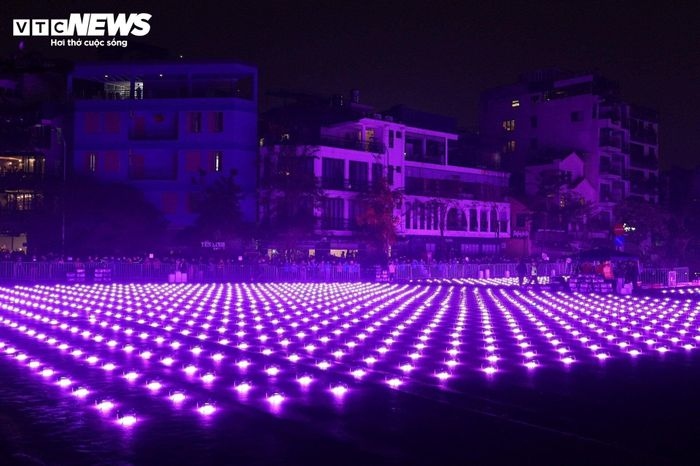 21h ngày 7/2 (tức 28 Tết), tại ngã ba Văn Cao (Hà Nội) đã diễn ra buổi bay tổng duyệt màn trình diễn ánh sáng nghệ thuật với 2024 drone (thiết bị bay không người lái).