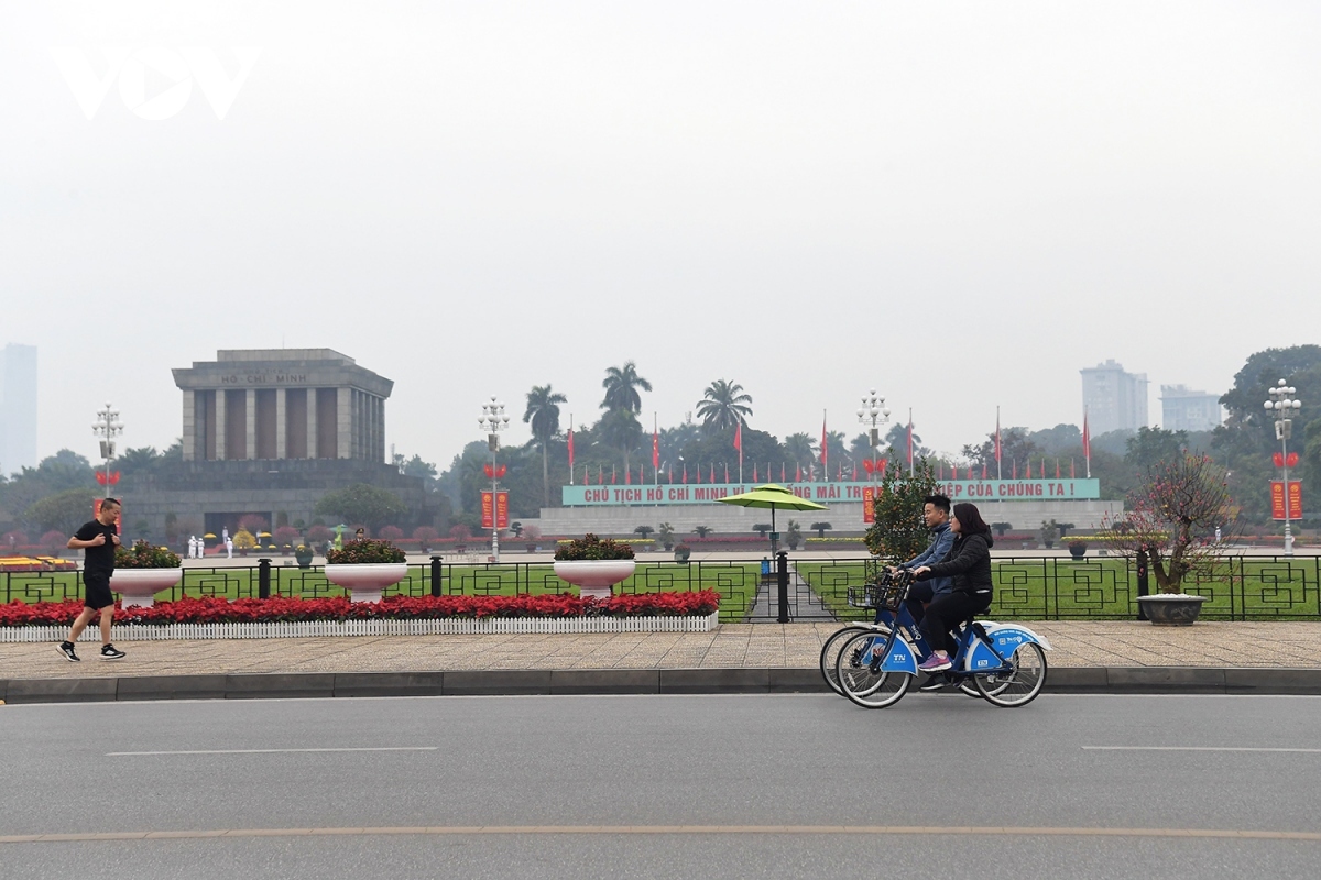 Instead of the noise and bustle, there is a quiet and peaceful scene on the streets of the capital city on the first day of the Lunar New Year (Tet)
