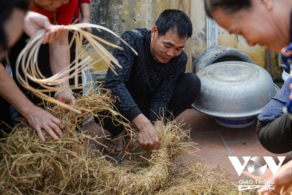 Trước hội thi, các đội phải chuẩn bị sẵn các vật dụng như chày, cối, rơm, nồi...