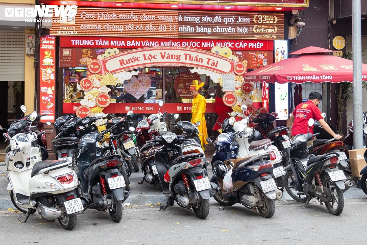 Tại Hà Nội, các cửa hàng vàng tấp nập đón khách từ sau kỳ nghỉ Tết Nguyên đán. Thậm chí có nơi đông khách đến giao dịch ngay trong dịp Tết. "Chúng tôi mở cửa từ mùng 3 đã có khách. Đến mùng 4 bắt đầu đông và trong mùng 5, 6 nhiều lúc bị quá tải", nhân viên một cửa hàng cho biết.
