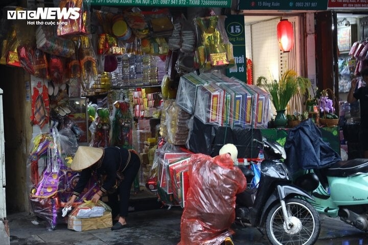 Chiều 23/2 (tức 14 tháng Giêng âm lịch) ngay trước Rằm tháng Giêng, phố Hàng Mã vắng vẻ, ít khách qua lại. Các loại vàng mã cũng không quá đa dạng. Không có sự xuất hiện của “Biệt thự bể bơi", “Biệt thự nhà vườn rộng lớn”… mà chỉ có những đồ vàng mã cơ bản, kèm theo những mặt hàng còn sót lại từ dịp Tết Nguyên đán.