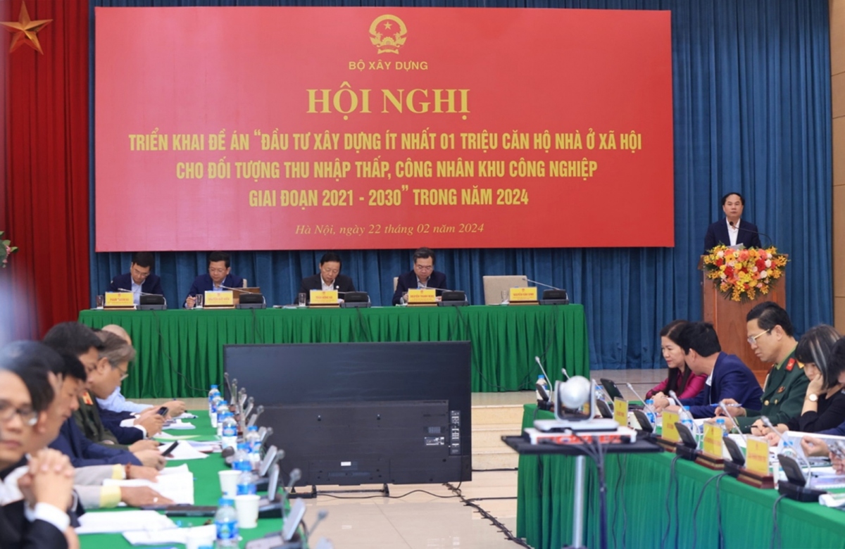 Hội nghị trực tuyến toàn quốc triển khai Đề án "Đầu tư ít nhất 1 triệu căn nhà ở xã hội cho đối tượng thu nhập thấp công nhân khu công nghiệp giai đoạn 2021-2030" diễn ra sáng 22/2 tại Bộ Xây dựng
