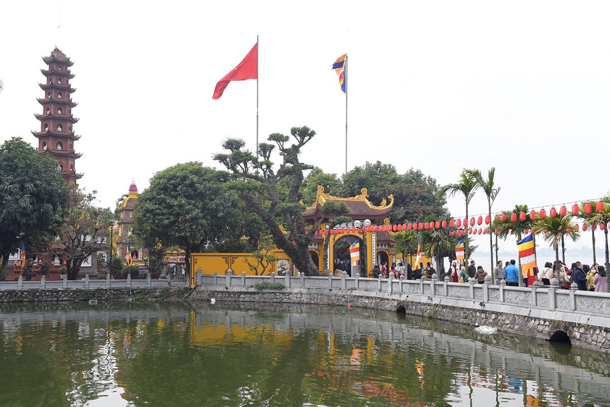 Visiting temples and pagodas at the beginning of the year has a traditional custom for Vietnamese people. Early in the morning of the first day of  the Lunar  New Year, hordes of temples and pagodas in Hanoi are crowded with visitors