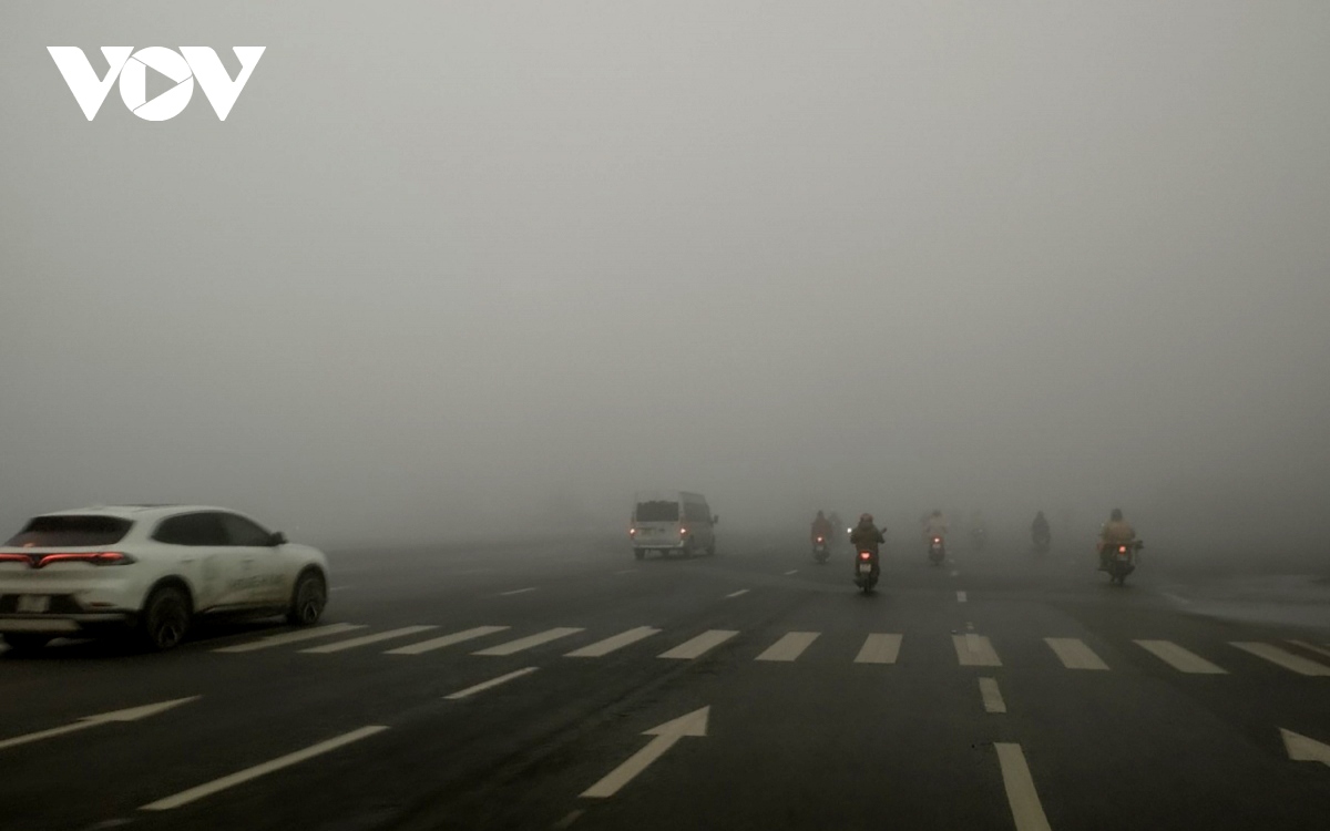 A thick layer of fog causes visibility to fall to even several metres, and most vehicles hit the road with lights on.