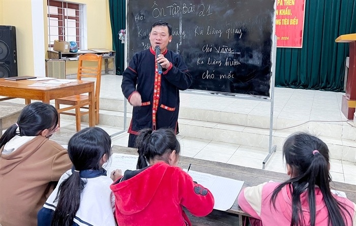 Học viên được nghệ nhân - chủ thể am hiểu truyền dạy văn hóa truyền thống dân tộc Pà Thẻn.