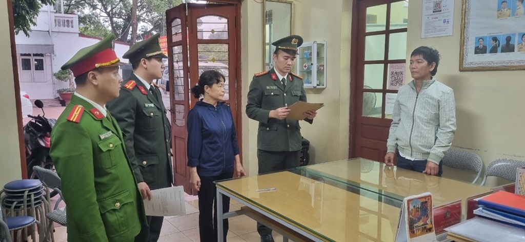 Cơ quan An ninh điều tra Công an tỉnh thi hành quyết định bắt bị can để tạm giam đối với Đinh Trọng Thủy. Ảnh: Công an Hải Dương cung cấp.