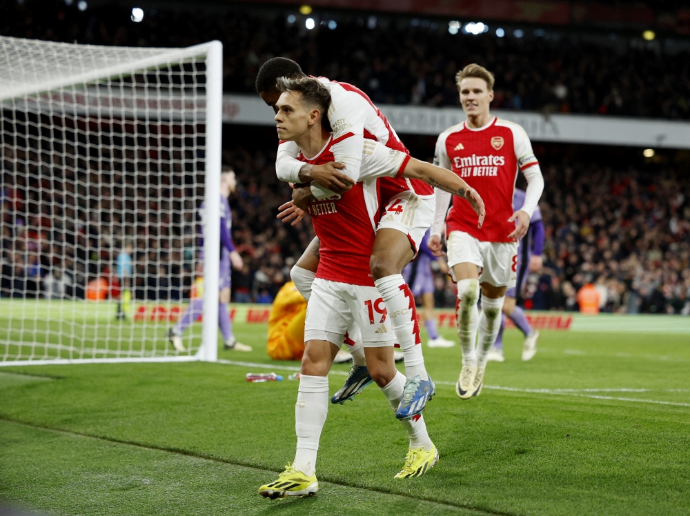 Trossard ấn định chiến thắng 3-1 cho Arsenal ở phút 90+2 khi dứt điểm xuyên qua hai chân thủ môn Alisson từ góc hẹp. (Ảnh: Reuters)